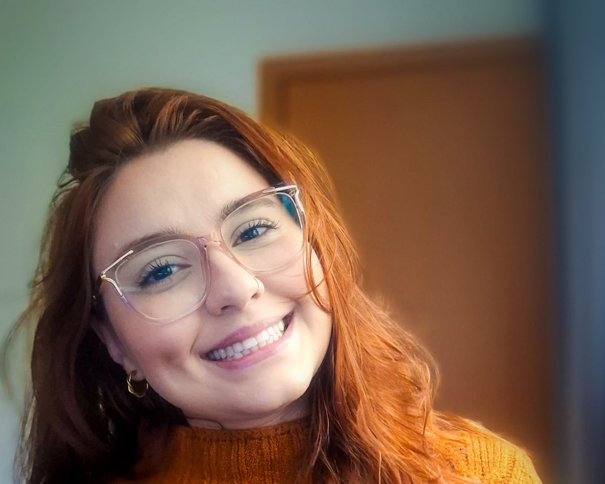 Thalita Caroline, psicóloga, sorrindo
